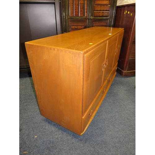 904 - AN ERCOL BLONDE SIDEBOARD - W 129 cm