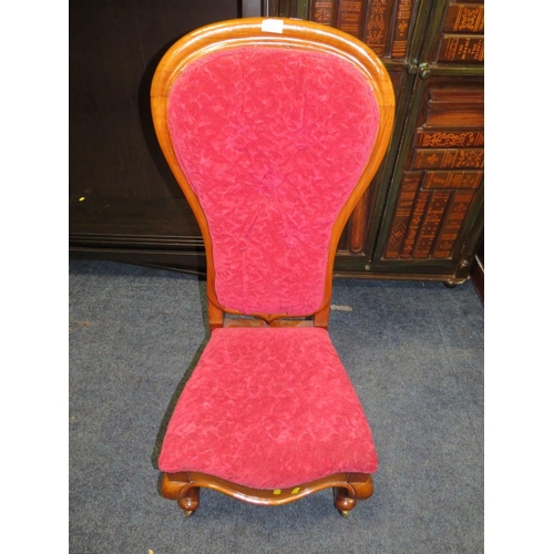 907 - A VICTORIAN MAHOGANY UPHOLSTERED CHAIR