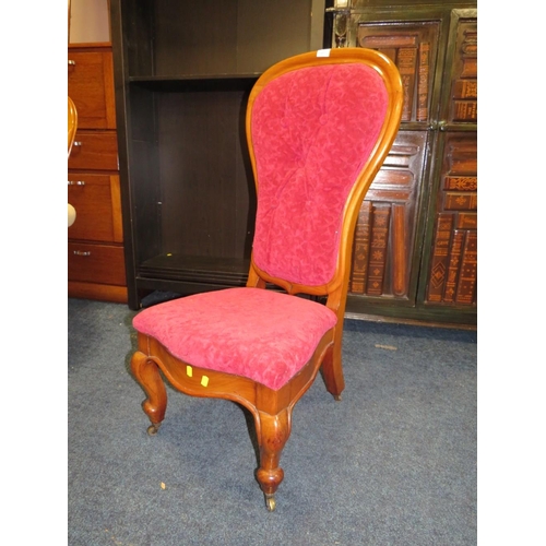 907 - A VICTORIAN MAHOGANY UPHOLSTERED CHAIR