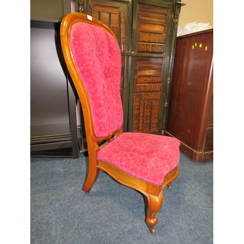 907 - A VICTORIAN MAHOGANY UPHOLSTERED CHAIR