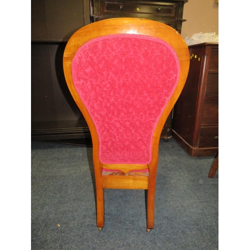 907 - A VICTORIAN MAHOGANY UPHOLSTERED CHAIR