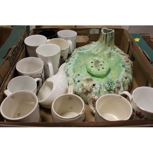 91 - A TRAY OF CERAMICS TO INCLUDE A UNUSUAL RADFORD CERAMIC DISH WITH PIERCED HOLES FROG AND LILY PAD TO... 