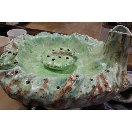 91 - A TRAY OF CERAMICS TO INCLUDE A UNUSUAL RADFORD CERAMIC DISH WITH PIERCED HOLES FROG AND LILY PAD TO... 