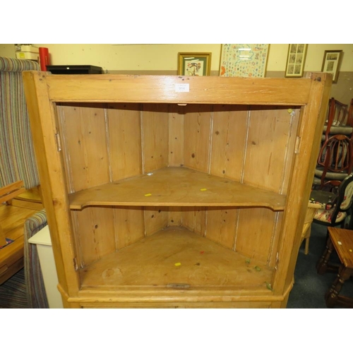 914 - AN ANTIQUE PINE CORNER CUPBOARD - H 167 cm, W 93 cm