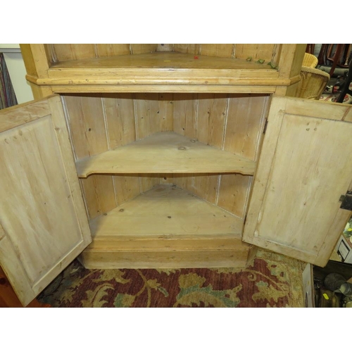 914 - AN ANTIQUE PINE CORNER CUPBOARD - H 167 cm, W 93 cm