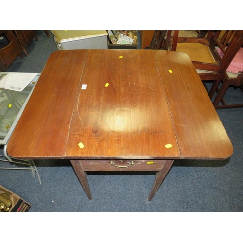 918 - A 19TH CENTURY MAHOGANY PEMBROKE TABLE