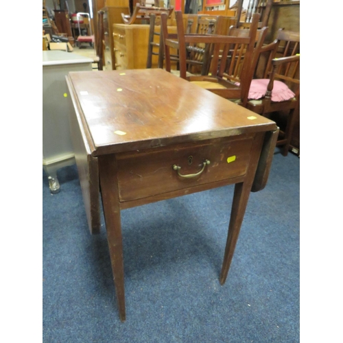 918 - A 19TH CENTURY MAHOGANY PEMBROKE TABLE