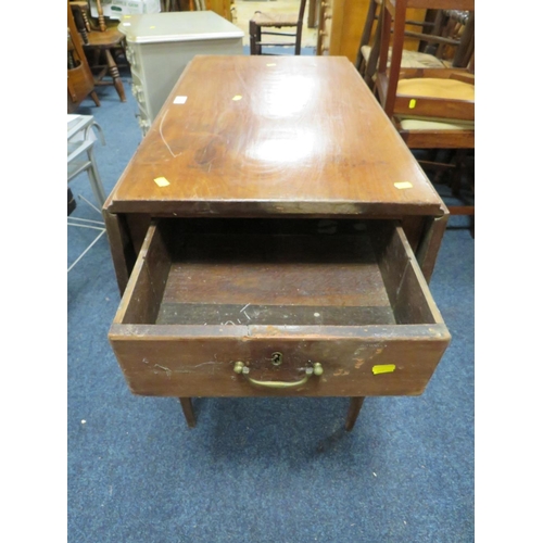 918 - A 19TH CENTURY MAHOGANY PEMBROKE TABLE