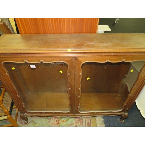 927 - A VINTAGE GLAZED TWO DOOR BOOKCASE