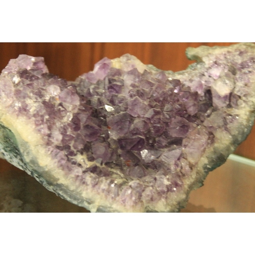 197 - A QUANTITY OF AMETHYST STYLE GEOLOGICAL ROCK EXAMPLE AND TWO ROCK EXAMPLE DISPLAYS