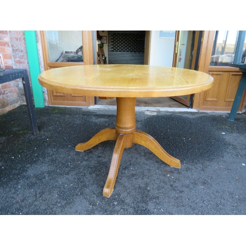 910 - A BESPOKE MODERN SOLID OAK CIRCULAR DINING / KITCHEN PEDESTAL TABLE  - Dia. 119 cm, H 77 cm