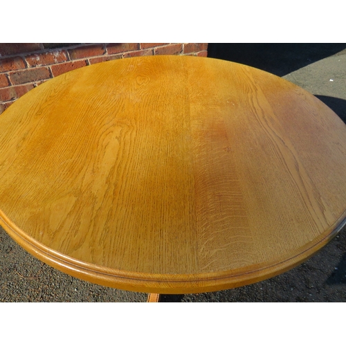 910 - A BESPOKE MODERN SOLID OAK CIRCULAR DINING / KITCHEN PEDESTAL TABLE  - Dia. 119 cm, H 77 cm