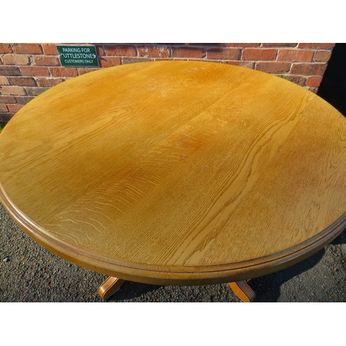 910 - A BESPOKE MODERN SOLID OAK CIRCULAR DINING / KITCHEN PEDESTAL TABLE  - Dia. 119 cm, H 77 cm