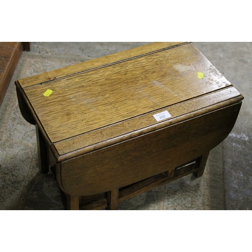 262 - A MINIATURE OAK GATE LEG KITCHEN TABLE