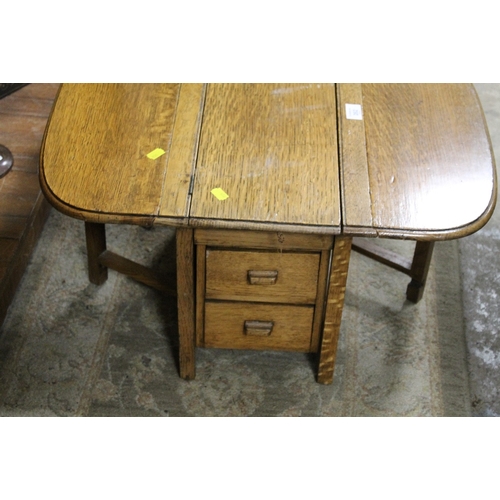 262 - A MINIATURE OAK GATE LEG KITCHEN TABLE