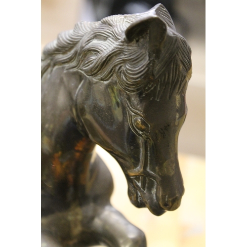 265 - A TRAY OF BRASS AND METAL WARE TO INCLUDE MODEL OF A REARING HORSE