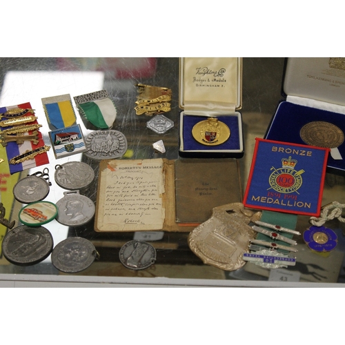 274 - A TRAY OF MEDALS, BADGES ETC