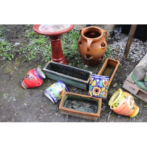 606 - A SELECTION OF CERAMIC AND TERRACOTTA PLANTERS TOGETHER WITH A CERAMIC BIRD BATH AND STRAWBERRY PLAN... 