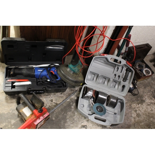 617 - A SELECTION OF POWER TOOLS ETC TO INCLUDE CHAINSAW, STRIMMER, DRILL, GRINDER AND DISCS, BOXED RECIPR... 