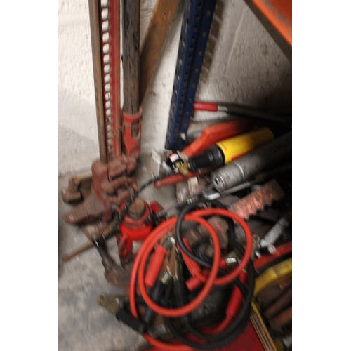 618 - A SELECTION OF TOOLS TO INCLUDE A FARM JACK, BOTTLE JACKS, CLAMPS. TYRE LEVERS ETC