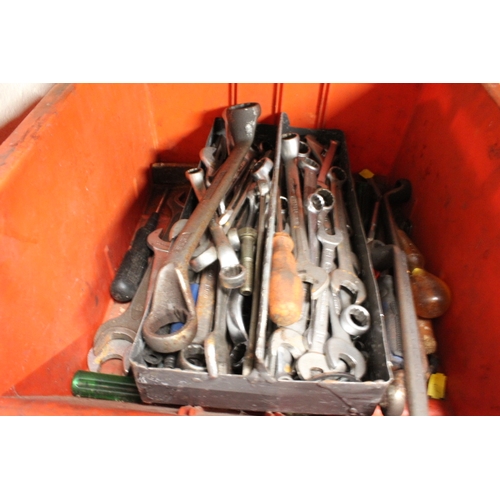 622 - A SELECTION OF TOOLS, SPANNERS, SOCKETS ETC