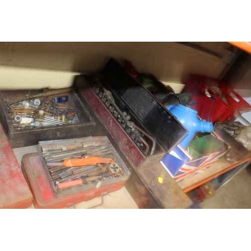 624 - A SELECTION OF TOOLS AND TOOLBOXES WITH CONTENTS TO INCLUDE AN ENGINEERS VICE