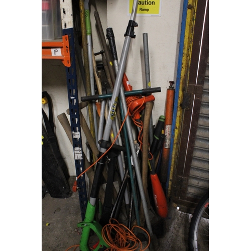 636 - A LARGE SELECTION OF GARDEN TOOLS TO INCLUDE A FLYMO POWERED HOE