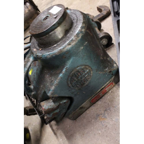 650 - A SELECTION OF HYDRAULIC JACKS TO INCLUDE TROLLEY JACKS AND A 50 TON BOTTLE JACK