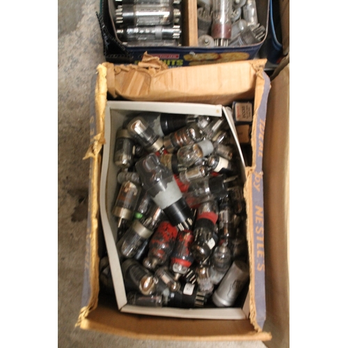 664 - A QUANTITY OF TRAYS AND BOXES OF TV/RADIO VALVES TO INCLUDE BOXED EXAMPLES UNCHECKED