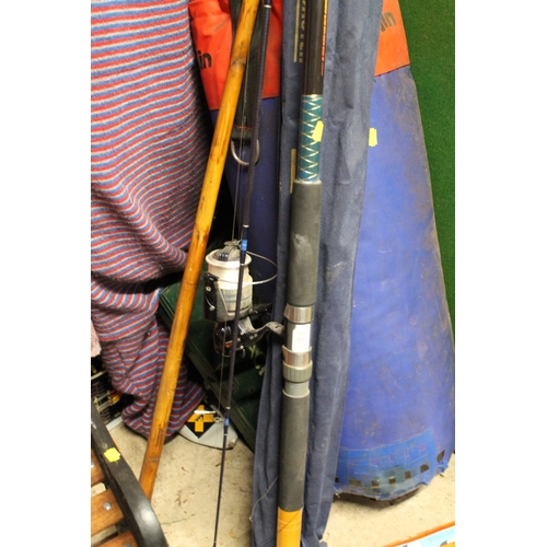 671 - A SEA FISHING ROD AND REEL TOGETHER WITH A K4000 SHAKESPEARE BEACHMASTER ROD, SURFBOARD AND A PUNCHB... 