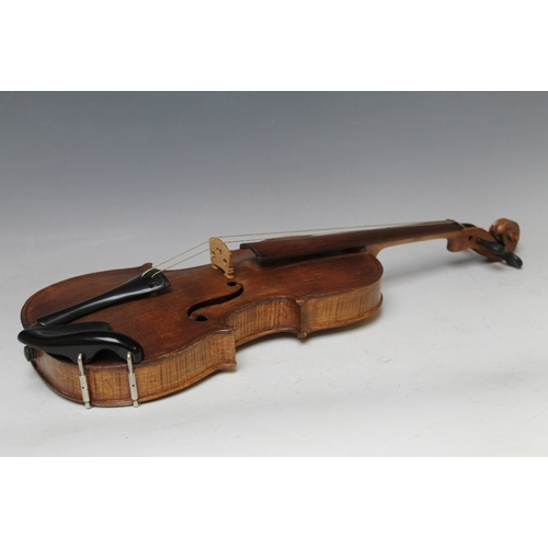 252 - AN ANTIQUE VIOLIN WITH ONE PIECE BACK