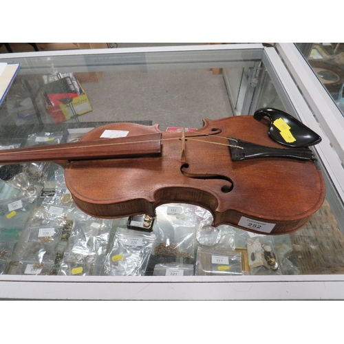 252 - AN ANTIQUE VIOLIN WITH ONE PIECE BACK