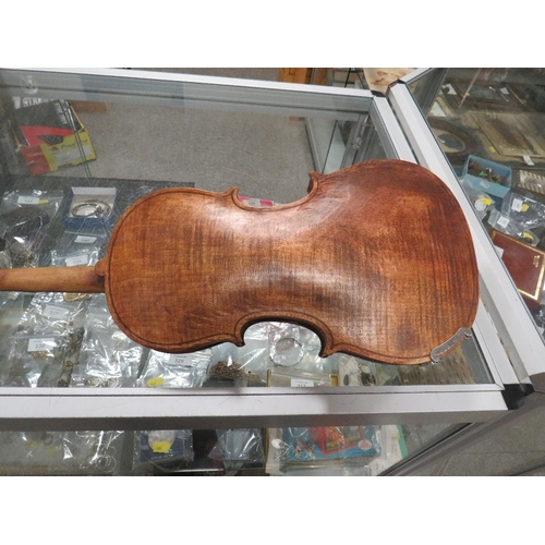 252 - AN ANTIQUE VIOLIN WITH ONE PIECE BACK