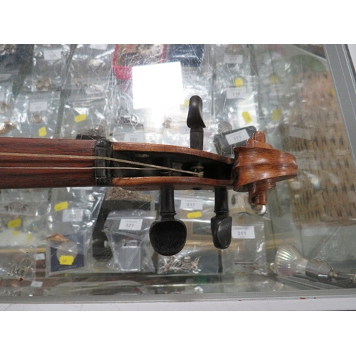 252 - AN ANTIQUE VIOLIN WITH ONE PIECE BACK