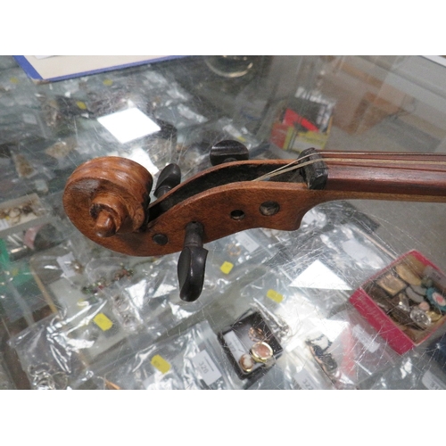 252 - AN ANTIQUE VIOLIN WITH ONE PIECE BACK