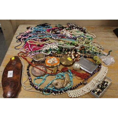 396 - A TRAY OF ASSORTED COSTUME JEWELLERY, COMPACTS ETC TO INCLUDE AN ART DECO BEAD NECKLACE