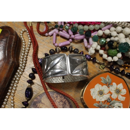 396 - A TRAY OF ASSORTED COSTUME JEWELLERY, COMPACTS ETC TO INCLUDE AN ART DECO BEAD NECKLACE