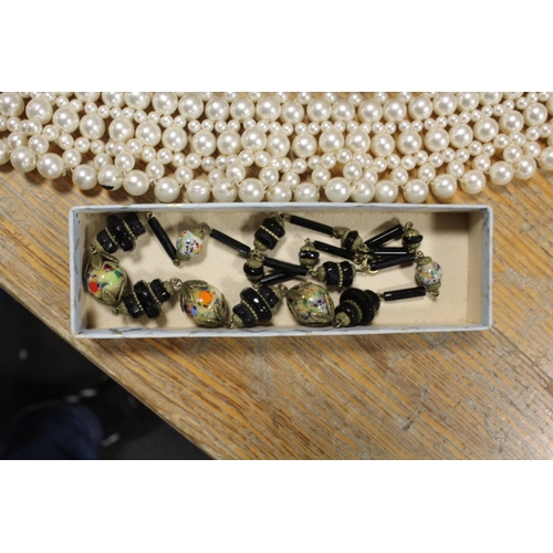 396 - A TRAY OF ASSORTED COSTUME JEWELLERY, COMPACTS ETC TO INCLUDE AN ART DECO BEAD NECKLACE