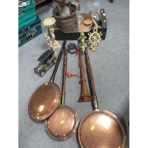 117 - A TRAY OF ASSORTED METAL WARE ETC TO INCLUDE DECORATED COPPER VESSEL ETC
