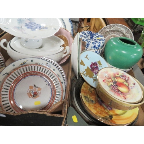120 - TWO TRAYS OF ASSORTED CERAMICS TO INCLUDE REPLICA ARMORIAL CREST PLATES