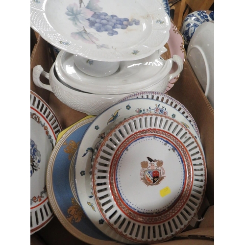 120 - TWO TRAYS OF ASSORTED CERAMICS TO INCLUDE REPLICA ARMORIAL CREST PLATES