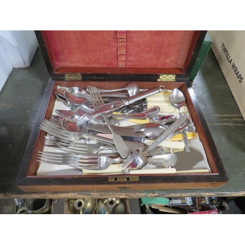 123 - A SMALL QUANTITY OF SILVER PLATED FLATWARE ETC