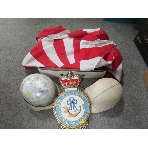 125 - A SELECTION OF MILITARY TYPE ITEMS TO INCLUDE HELMETS, FLAG, ROYAL AIR FORCE PLAQUE ETC