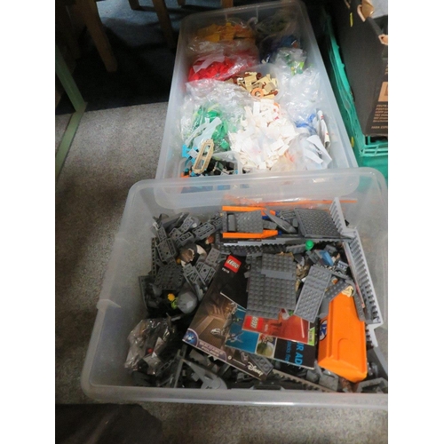 127 - A LARGE QUANTITY OF LEGO ETC - OVER TWO TRAYS