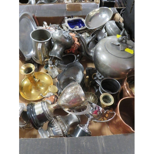 162 - A TRAY OF ASSORTED METAL WARE TO INCLUDE CRUETS, JUGS ETC