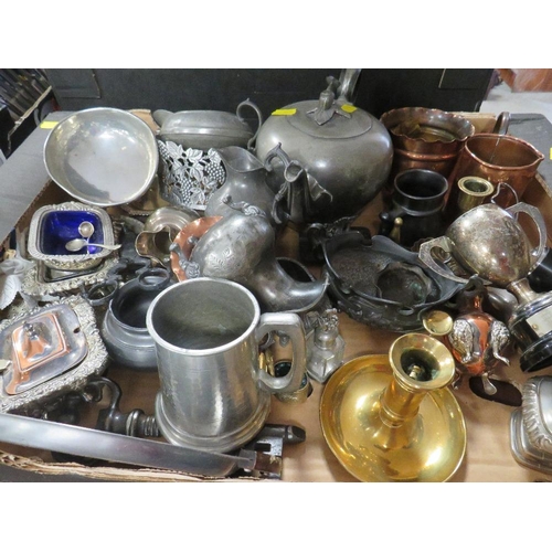 162 - A TRAY OF ASSORTED METAL WARE TO INCLUDE CRUETS, JUGS ETC