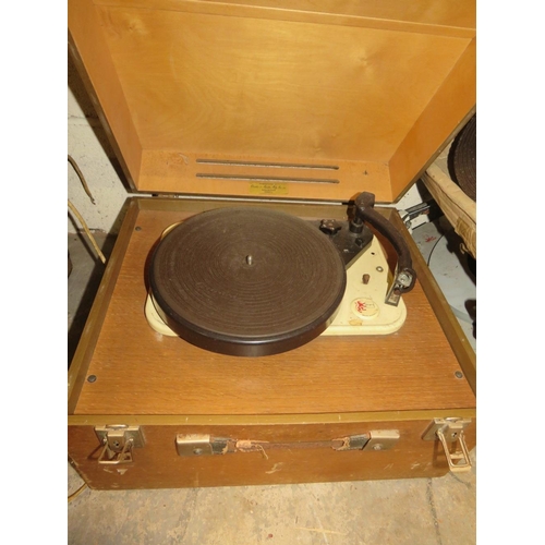 608 - A LARGE SELECTION OF VINTAGE RECORD PLAYERS , TURNTABLES AND A REEL TO REEL PLAYER - ALL A/F