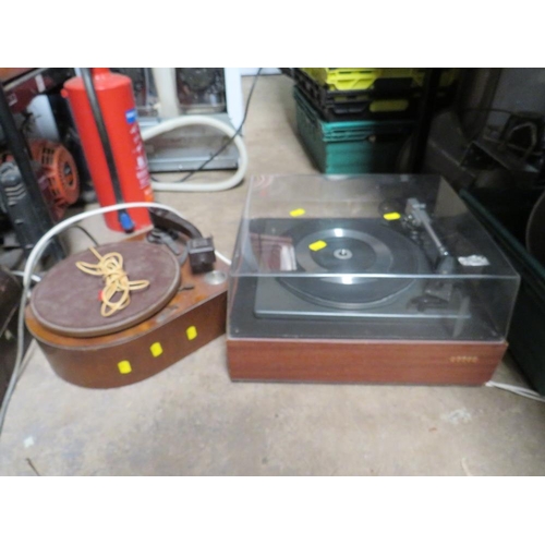608 - A LARGE SELECTION OF VINTAGE RECORD PLAYERS , TURNTABLES AND A REEL TO REEL PLAYER - ALL A/F
