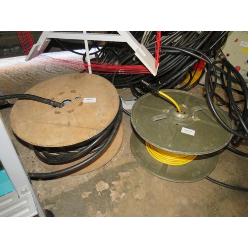 626 - A SELECTION OF VARIOUS ANTENNAE, ARMOURED CO-AXIAL CABLES ETC