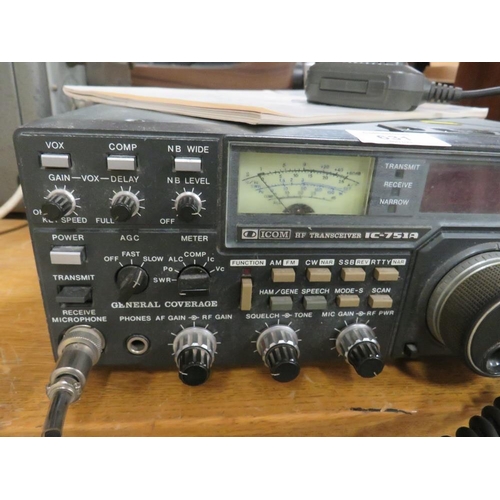 631 - AN ICOM IC-751A TRANSCEIVER WITH USER MANUAL